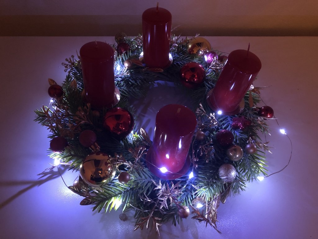 Adventní věnec  červeno zlatý